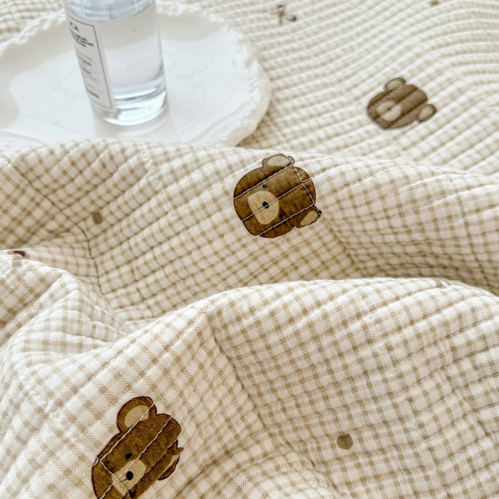 91家纺网 家纺一手货源 找家纺 橙子家居 2025新款双面全棉纯棉砂洗夹棉床盖三件套 小熊贝蒂