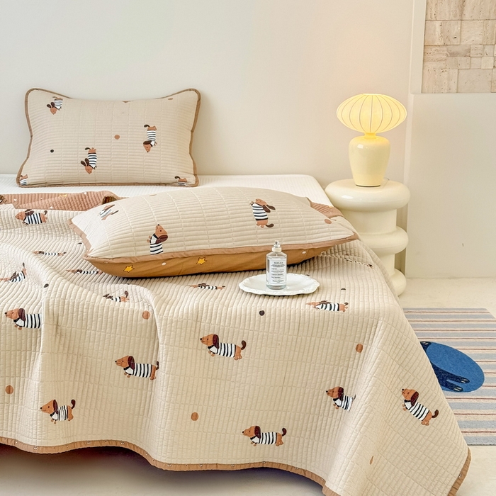 91家纺网 家纺一手货源 找家纺 橙子家居 2025新款双面全棉纯棉砂洗夹棉床盖三件套 腊肠狗