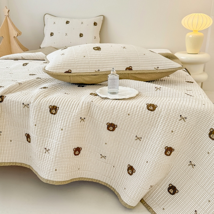 91家纺网 家纺一手货源 找家纺 橙子家居 2025新款双面全棉纯棉砂洗夹棉床盖三件套 小熊贝蒂