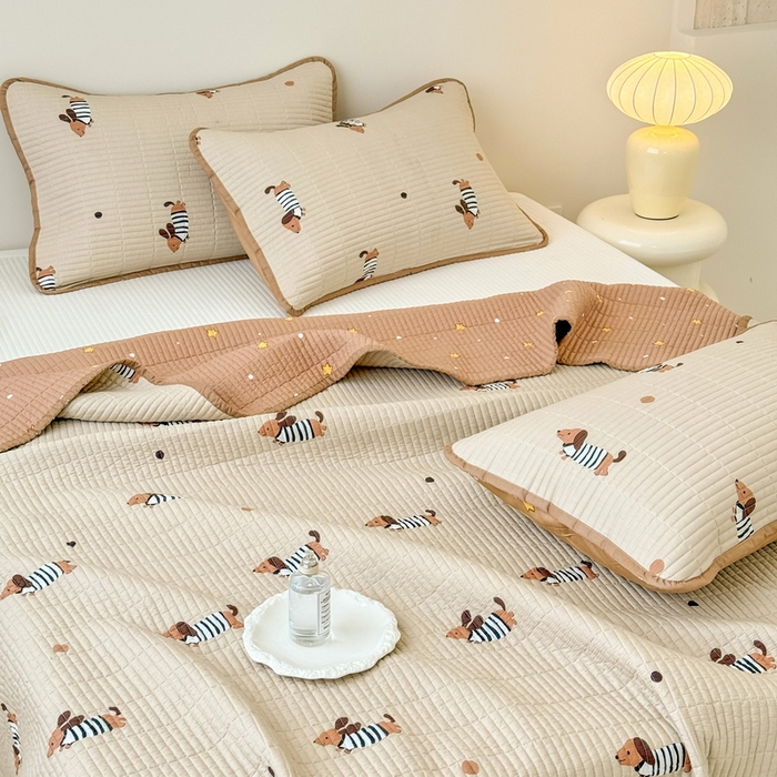 91家纺网 家纺一手货源 找家纺 橙子家居 2025新款双面全棉纯棉砂洗夹棉床盖三件套 腊肠狗