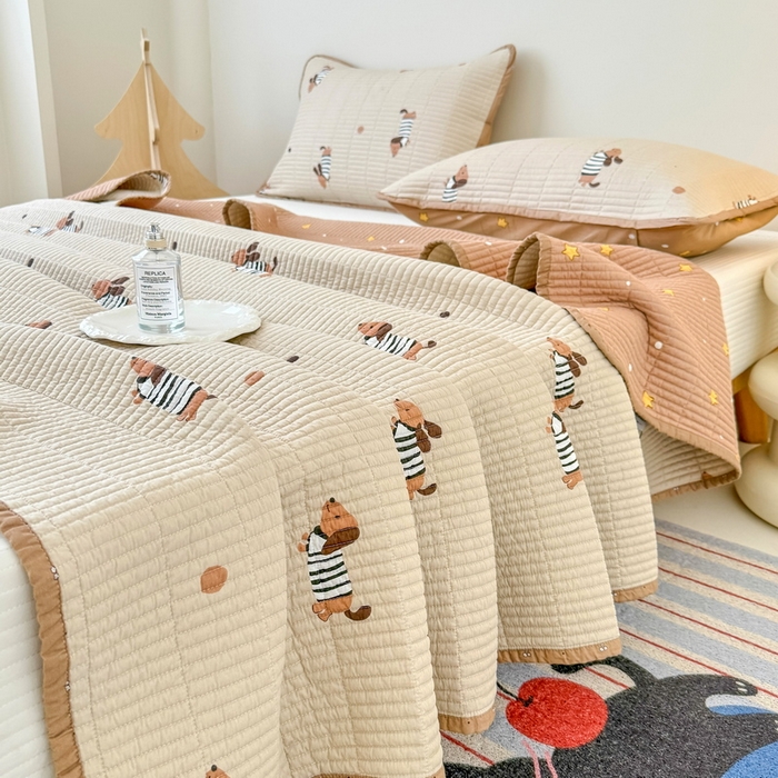 91家纺网 家纺一手货源 找家纺 橙子家居 2025新款双面全棉纯棉砂洗夹棉床盖三件套 腊肠狗