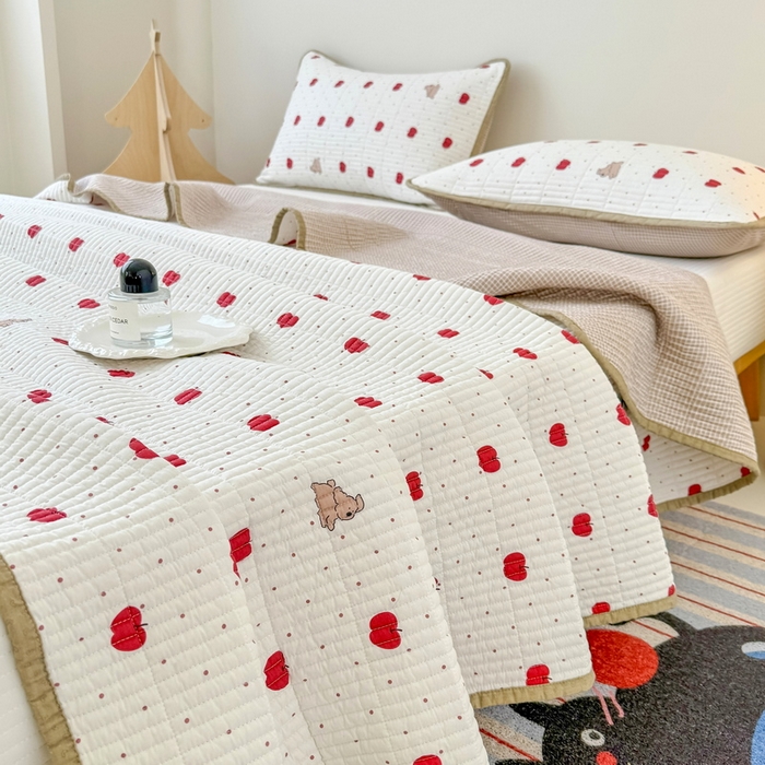 91家纺网 家纺一手货源 找家纺 橙子家居 2025新款双面全棉纯棉砂洗夹棉床盖三件套 苹果趣事