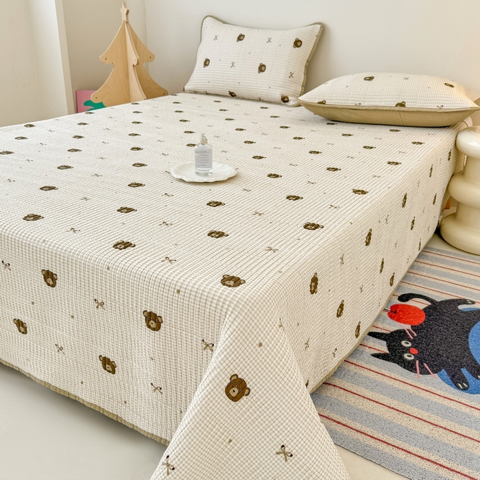 91家纺网 家纺一手货源 找家纺 橙子家居 2025新款双面全棉纯棉砂洗夹棉床盖三件套 小熊贝蒂