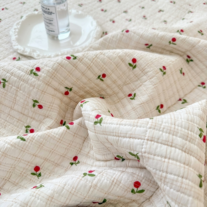 91家纺网 家纺一手货源 找家纺 橙子家居 2025新款双面全棉纯棉砂洗夹棉床盖三件套 樱桃派