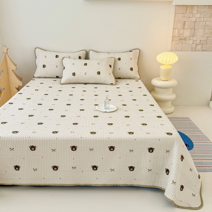 91家纺网 家纺一手货源 找家纺 橙子家居 2025新款双面全棉纯棉砂洗夹棉床盖三件套 小熊贝蒂