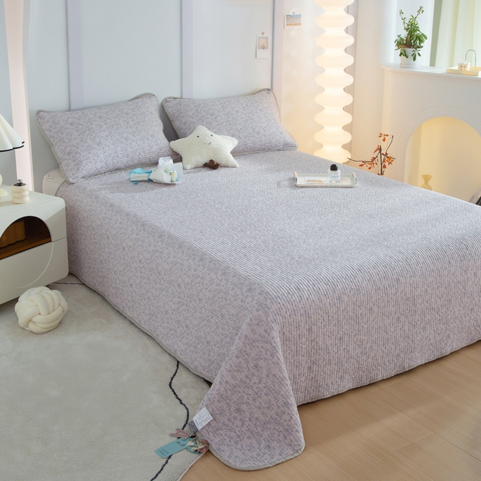 91家纺网 家纺一手货源 找家纺 橙子家居 2025新款双面全棉纯棉砂洗夹棉床盖三件套 雾里花-粉