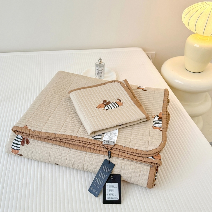 91家纺网 家纺一手货源 找家纺 橙子家居 2025新款双面全棉纯棉砂洗夹棉床盖三件套 腊肠狗