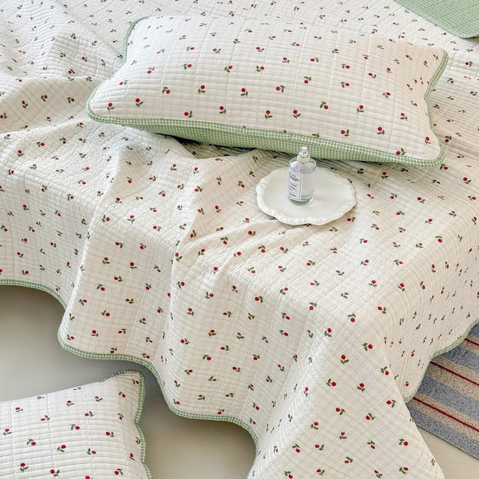 91家纺网 家纺一手货源 找家纺 橙子家居 2025新款双面全棉纯棉砂洗夹棉床盖三件套 樱桃派