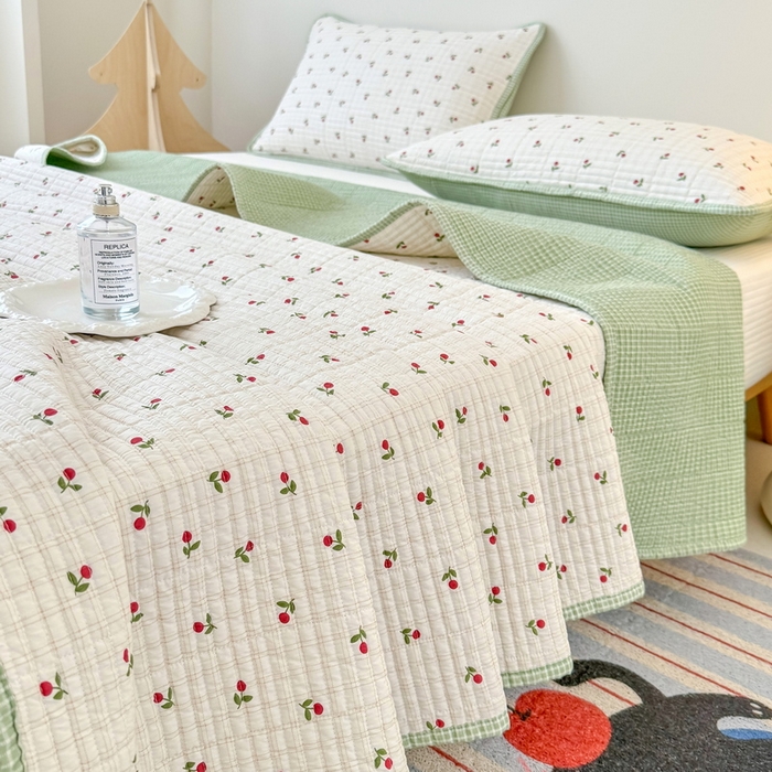 91家纺网 家纺一手货源 找家纺 橙子家居 2025新款双面全棉纯棉砂洗夹棉床盖三件套 樱桃派