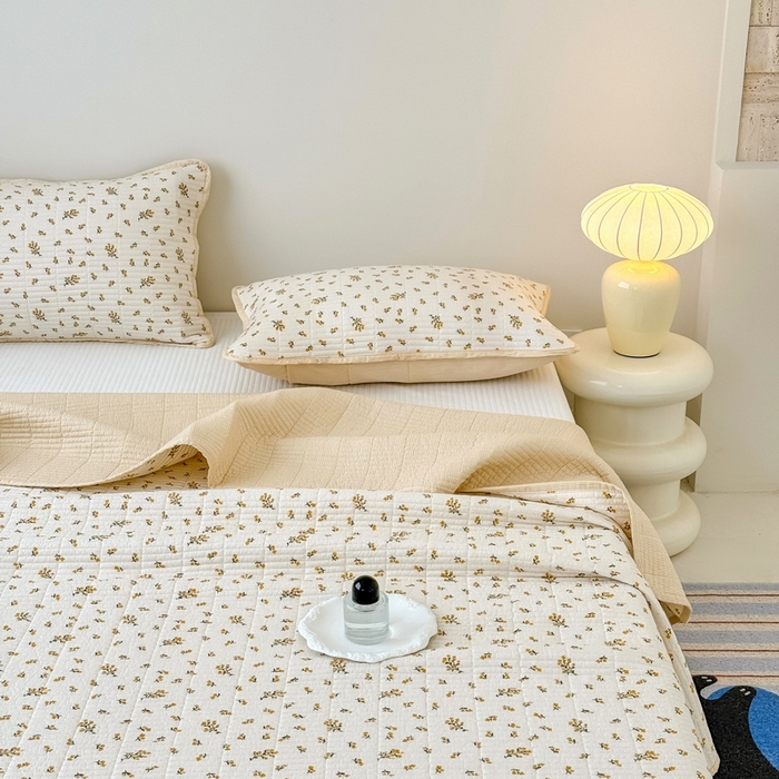 91家纺网 家纺一手货源 找家纺 橙子家居 2025新款双面全棉纯棉砂洗夹棉床盖三件套 薇恋时光