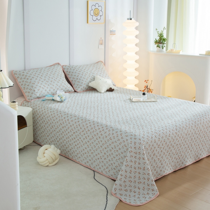 91家纺网 家纺一手货源 找家纺 橙子家居 2025新款双面全棉纯棉砂洗夹棉床盖三件套 沁花-绿