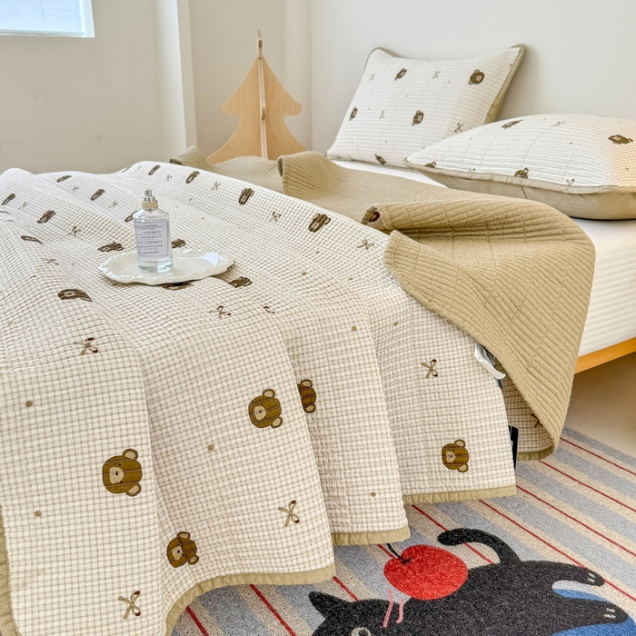 91家纺网 家纺一手货源 找家纺 橙子家居 2025新款双面全棉纯棉砂洗夹棉床盖三件套 小熊贝蒂