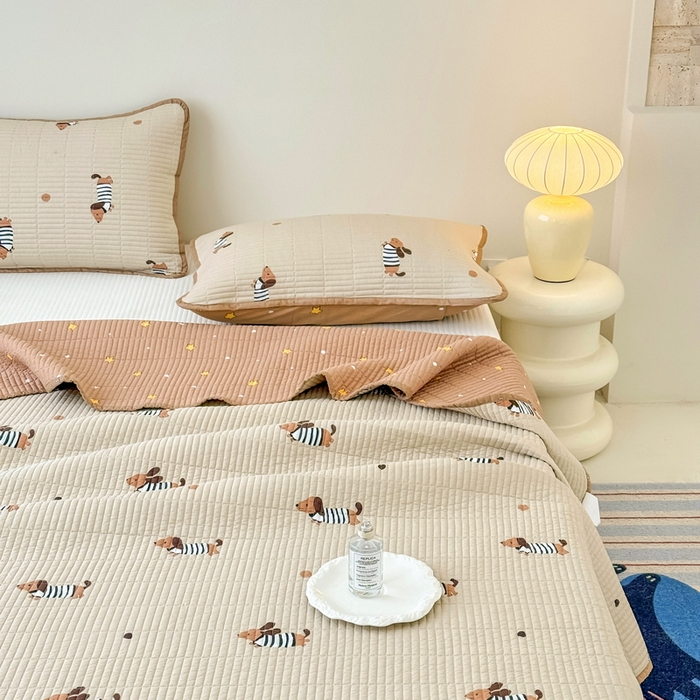 91家纺网 家纺一手货源 找家纺 橙子家居 2025新款双面全棉纯棉砂洗夹棉床盖三件套 腊肠狗