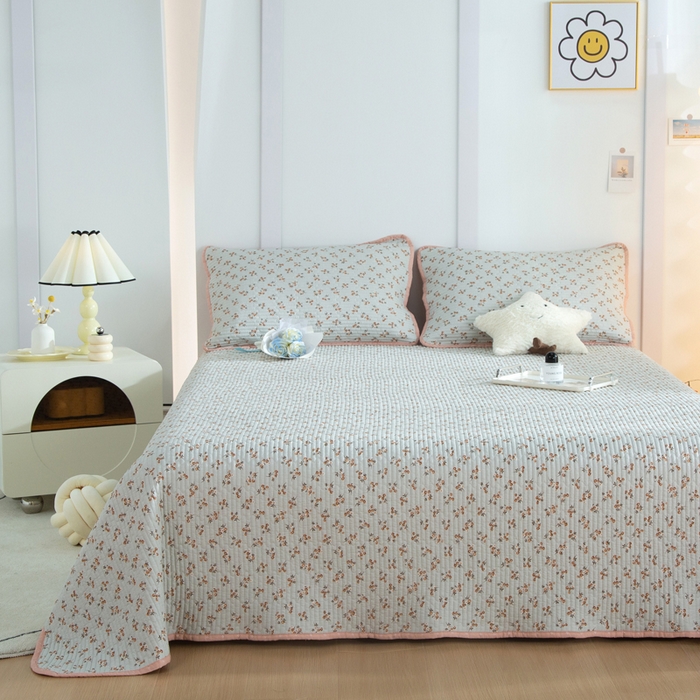 91家纺网 家纺一手货源 找家纺 橙子家居 2025新款双面全棉纯棉砂洗夹棉床盖三件套 沁花-绿