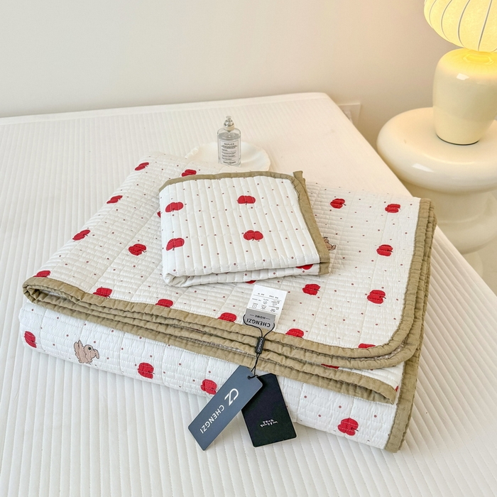 91家纺网 家纺一手货源 找家纺 橙子家居 2025新款双面全棉纯棉砂洗夹棉床盖三件套 苹果趣事