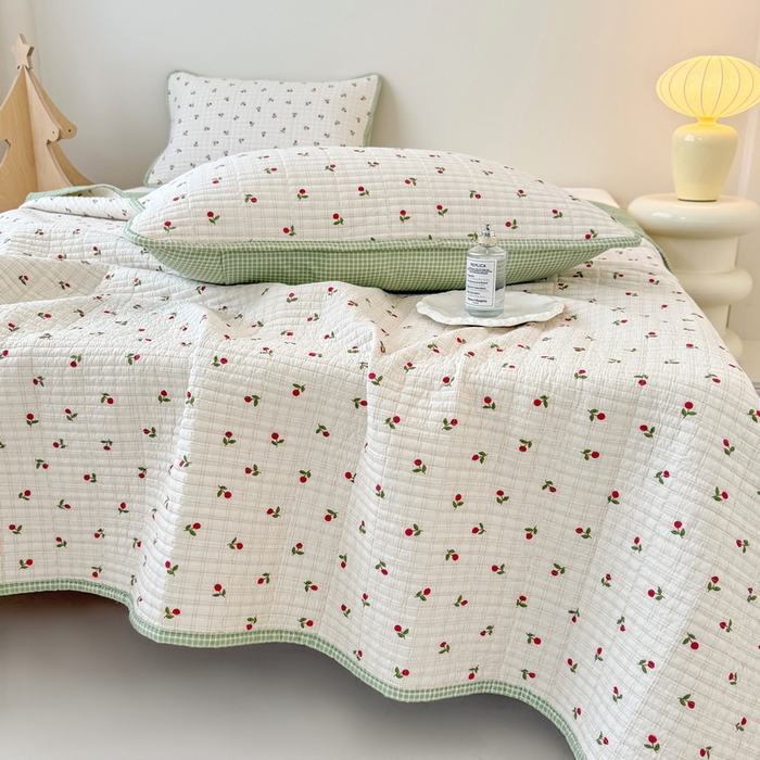 91家纺网 家纺一手货源 找家纺 橙子家居 2025新款双面全棉纯棉砂洗夹棉床盖三件套 樱桃派