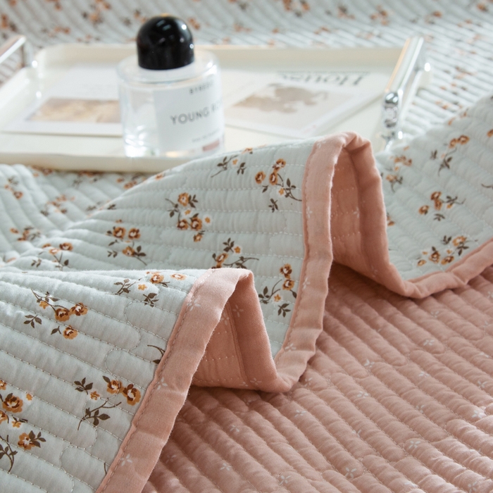 91家纺网 家纺一手货源 找家纺 橙子家居 2025新款双面全棉纯棉砂洗夹棉床盖三件套 沁花-绿