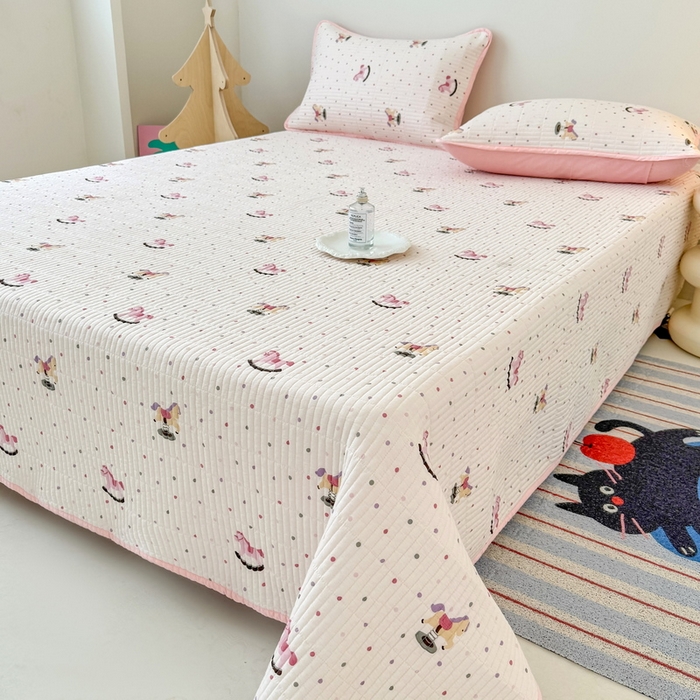 91家纺网 家纺一手货源 找家纺 橙子家居 2025新款双面全棉纯棉砂洗夹棉床盖三件套 粉木马