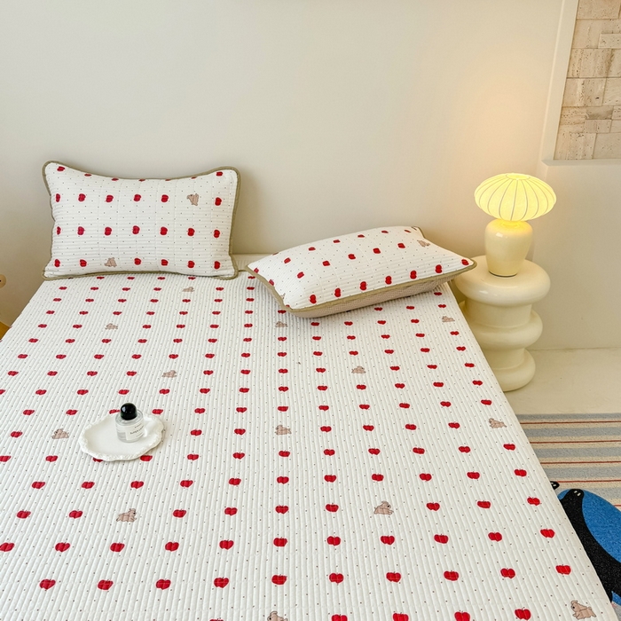 91家纺网 家纺一手货源 找家纺 橙子家居 2025新款双面全棉纯棉砂洗夹棉床盖三件套 苹果趣事