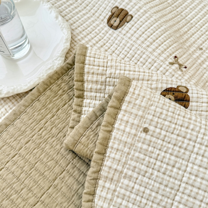 91家纺网 家纺一手货源 找家纺 橙子家居 2025新款双面全棉纯棉砂洗夹棉床盖三件套 小熊贝蒂