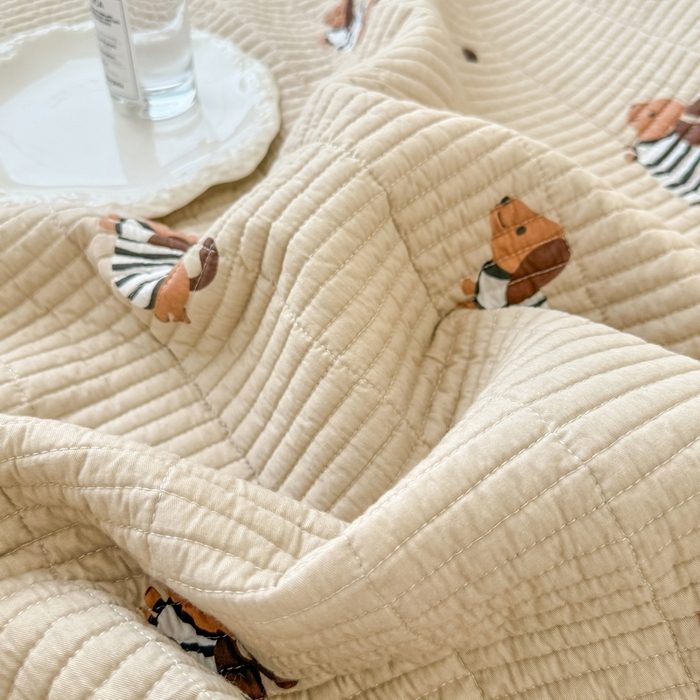 91家纺网 家纺一手货源 找家纺 橙子家居 2025新款双面全棉纯棉砂洗夹棉床盖三件套 腊肠狗