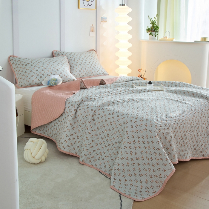 91家纺网 家纺一手货源 找家纺 橙子家居 2025新款双面全棉纯棉砂洗夹棉床盖三件套 沁花-绿