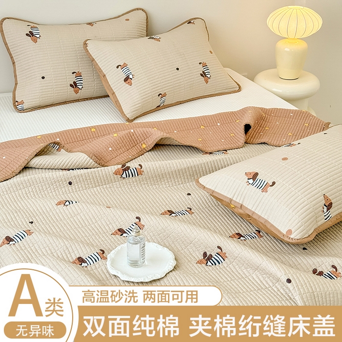 91家纺网 家纺一手货源 找家纺 橙子家居 2025新款双面全棉纯棉砂洗夹棉床盖三件套 腊肠狗