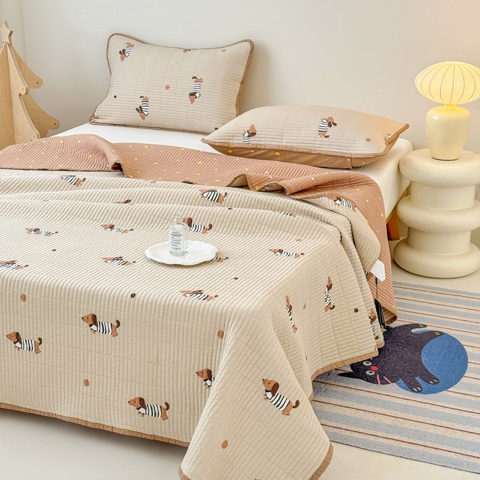 91家纺网 家纺一手货源 找家纺 橙子家居 2025新款双面全棉纯棉砂洗夹棉床盖三件套 腊肠狗