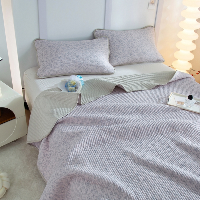 91家纺网 家纺一手货源 找家纺 橙子家居 2025新款双面全棉纯棉砂洗夹棉床盖三件套 雾里花-粉