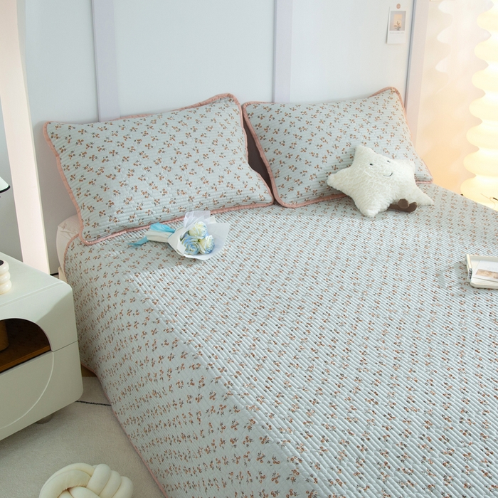 91家纺网 家纺一手货源 找家纺 橙子家居 2025新款双面全棉纯棉砂洗夹棉床盖三件套 沁花-绿