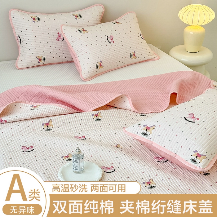 91家纺网 家纺一手货源 找家纺 橙子家居 2025新款双面全棉纯棉砂洗夹棉床盖三件套 粉木马