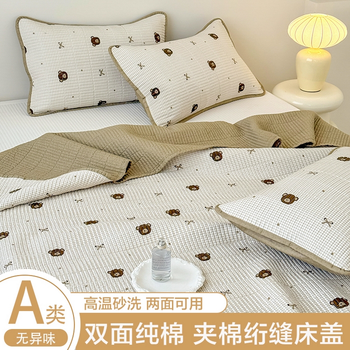 91家纺网 家纺一手货源 找家纺 橙子家居 2025新款双面全棉纯棉砂洗夹棉床盖三件套 小熊贝蒂