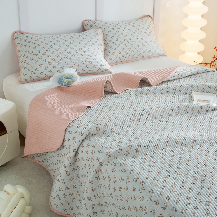 91家纺网 家纺一手货源 找家纺 橙子家居 2025新款双面全棉纯棉砂洗夹棉床盖三件套 沁花-绿