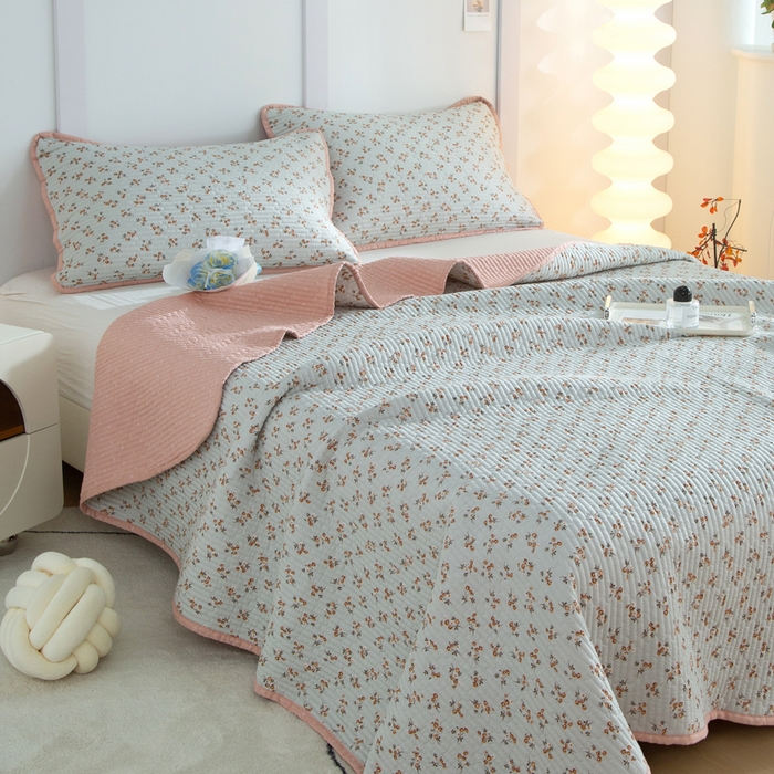 91家纺网 家纺一手货源 找家纺 橙子家居 2025新款双面全棉纯棉砂洗夹棉床盖三件套 沁花-绿