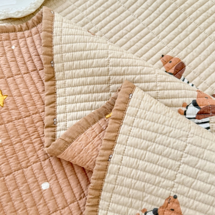 91家纺网 家纺一手货源 找家纺 橙子家居 2025新款双面全棉纯棉砂洗夹棉床盖三件套 腊肠狗