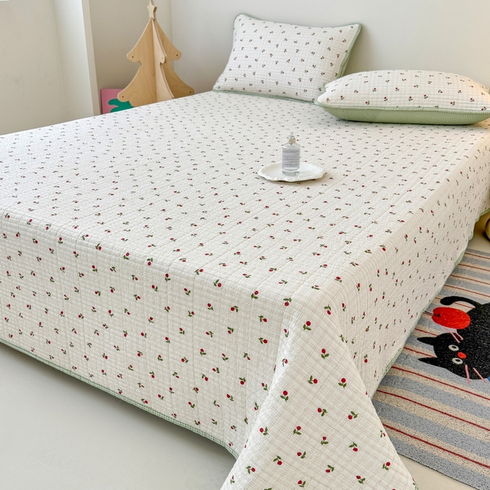 91家纺网 家纺一手货源 找家纺 橙子家居 2025新款双面全棉纯棉砂洗夹棉床盖三件套 樱桃派