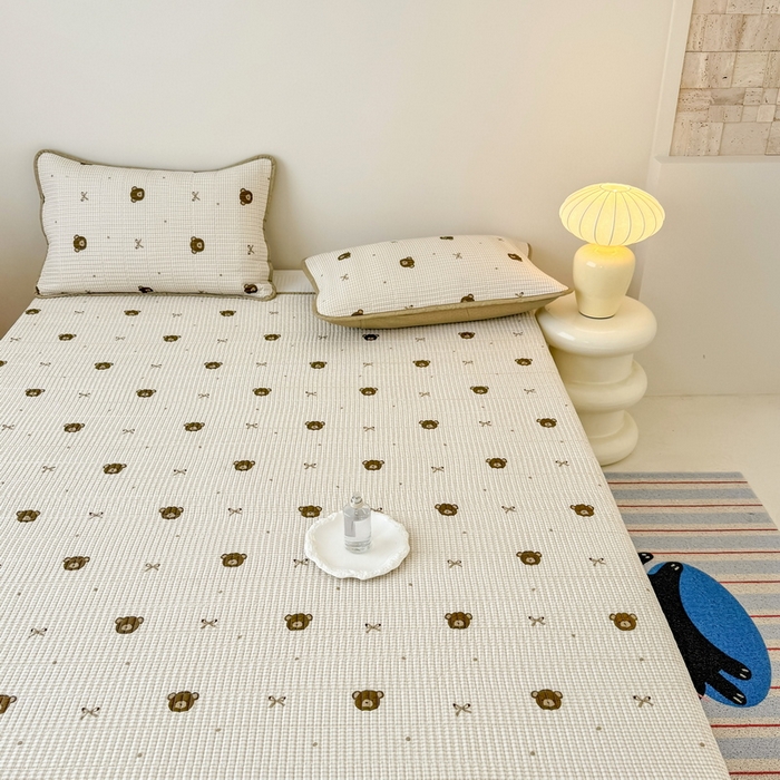 91家纺网 家纺一手货源 找家纺 橙子家居 2025新款双面全棉纯棉砂洗夹棉床盖三件套 小熊贝蒂