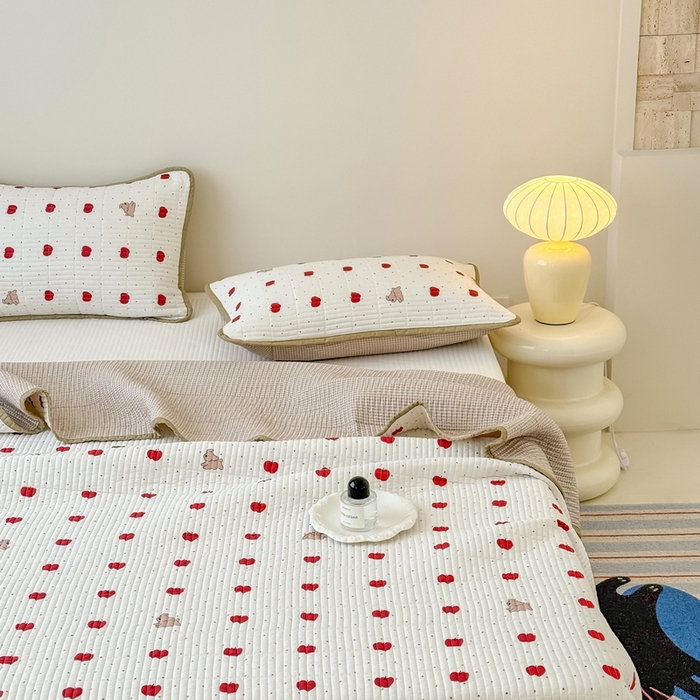 91家纺网 家纺一手货源 找家纺 橙子家居 2025新款双面全棉纯棉砂洗夹棉床盖三件套 苹果趣事