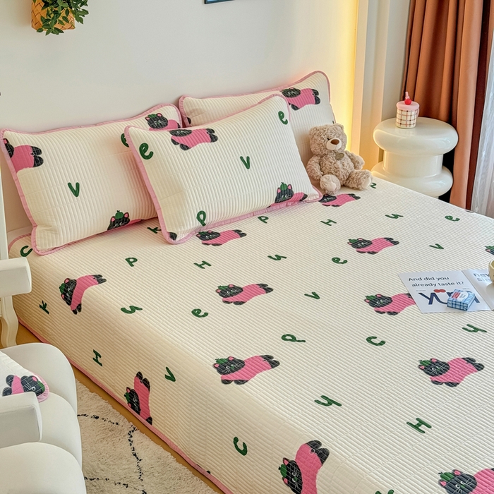 91家纺网 家纺一手货源 找家纺 橙子家居 2025新款双面纯棉夹层新疆棉花数码印花床盖四件套-第一批 英文猫粉