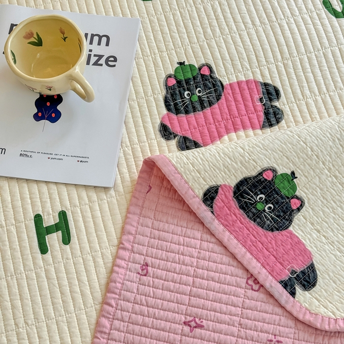 91家纺网 家纺一手货源 找家纺 橙子家居 2025新款双面纯棉夹层新疆棉花数码印花床盖四件套-第一批 英文猫粉