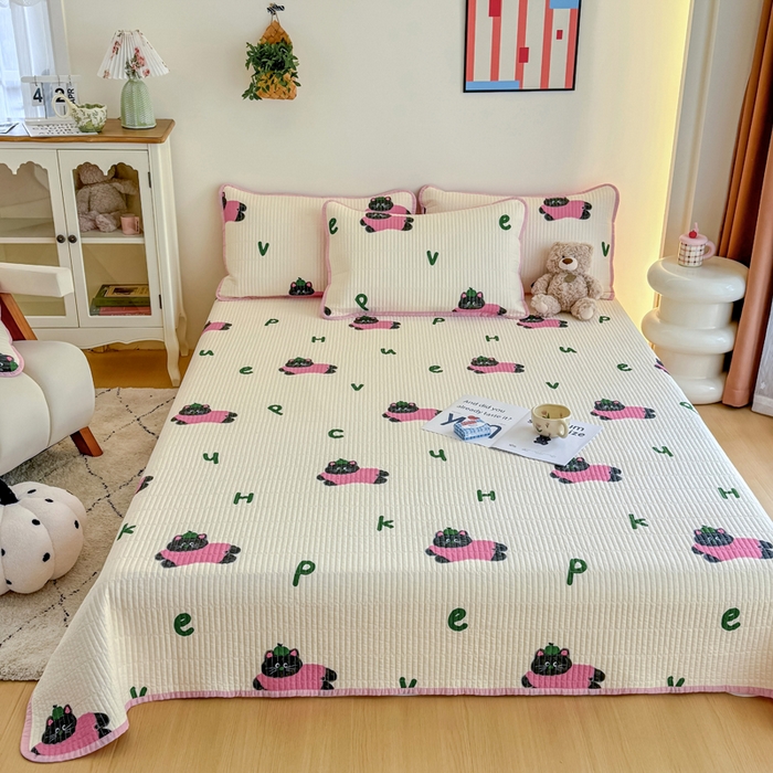 91家纺网 家纺一手货源 找家纺 橙子家居 2025新款双面纯棉夹层新疆棉花数码印花床盖四件套-第一批 英文猫粉