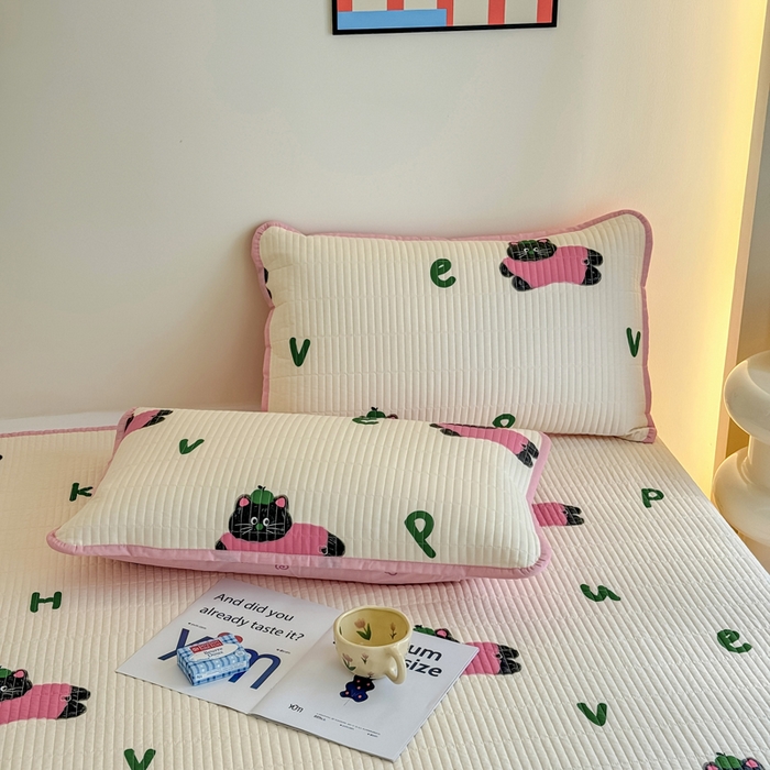 91家纺网 家纺一手货源 找家纺 橙子家居 2025新款双面纯棉夹层新疆棉花数码印花床盖四件套-第一批 英文猫粉