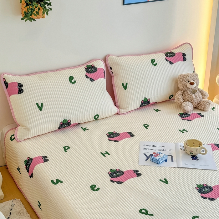 91家纺网 家纺一手货源 找家纺 橙子家居 2025新款双面纯棉夹层新疆棉花数码印花床盖四件套-第一批 英文猫粉