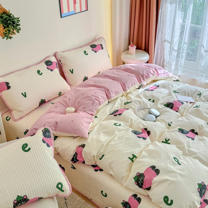 91家纺网 家纺一手货源 找家纺 橙子家居 2025新款双面纯棉夹层新疆棉花数码印花床盖四件套-第一批 英文猫粉