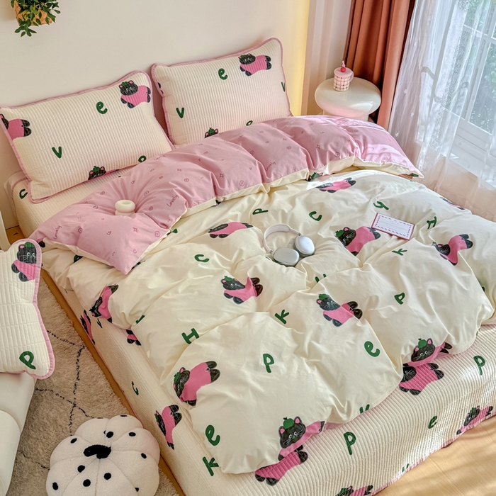 91家纺网 家纺一手货源 找家纺 橙子家居 2025新款双面纯棉夹层新疆棉花数码印花床盖四件套-第一批 英文猫粉