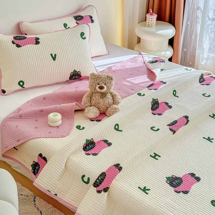 91家纺网 家纺一手货源 找家纺 橙子家居 2025新款双面纯棉夹层新疆棉花数码印花床盖四件套-第一批 英文猫粉