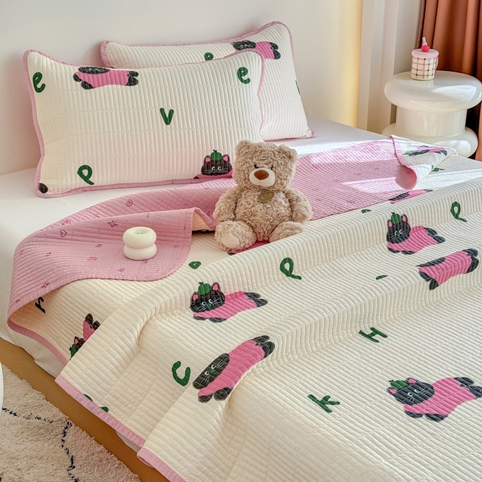 91家纺网 家纺一手货源 找家纺 橙子家居 2025新款双面纯棉夹层新疆棉花数码印花床盖四件套-第一批 英文猫粉