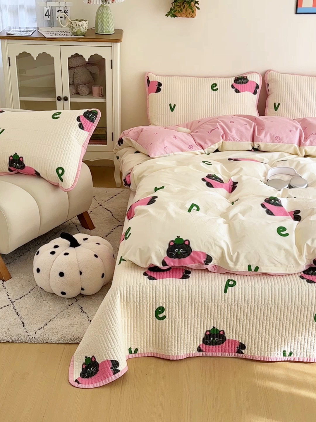 91家纺网 家纺一手货源 找家纺 橙子家居 2025新款双面纯棉夹层新疆棉花数码印花床盖四件套-第一批 英文猫粉