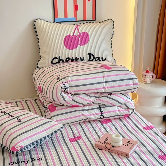 91家纺网 家纺一手货源 找家纺 橙子家居 2025新款双面纯棉夹层新疆棉花数码印花床盖四件套-第一批 樱为有你