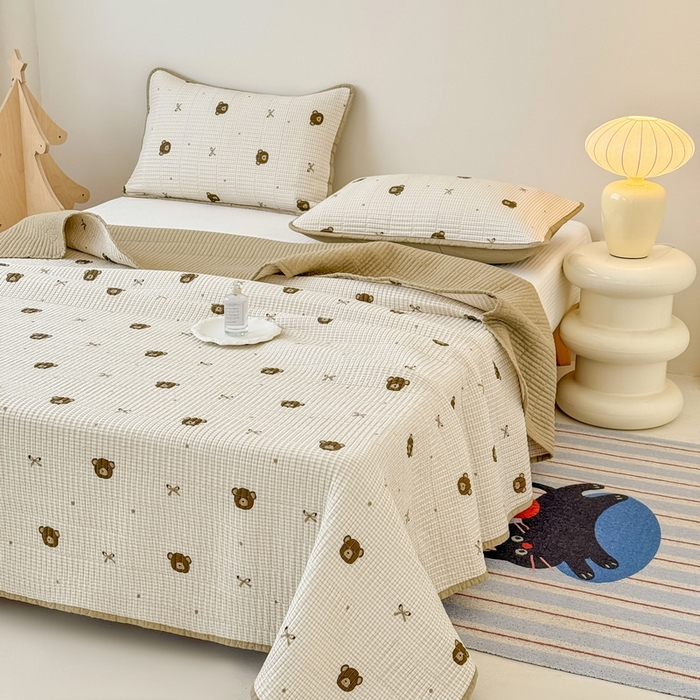 91家纺网 家纺一手货源 找家纺 橙子家居 2025新款双面全棉纯棉砂洗夹棉床盖三件套 小熊贝蒂